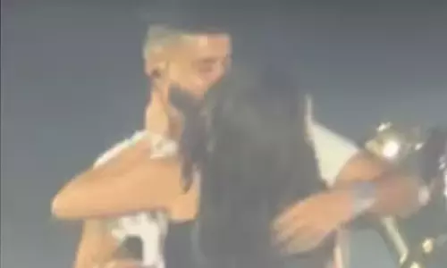 వీడియో: వేదిక‌పై ప్రియ‌రాలికి ముద్దు.. షాక్‌లో ప్రియుడు!