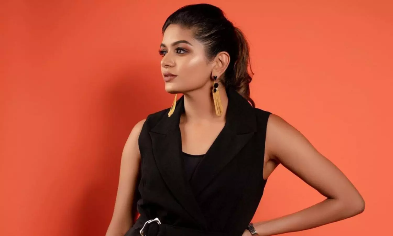 స్టార్ డైరెక్ట‌ర్ త‌న‌య రెండు చోట్లా డెడ్ స్లో!