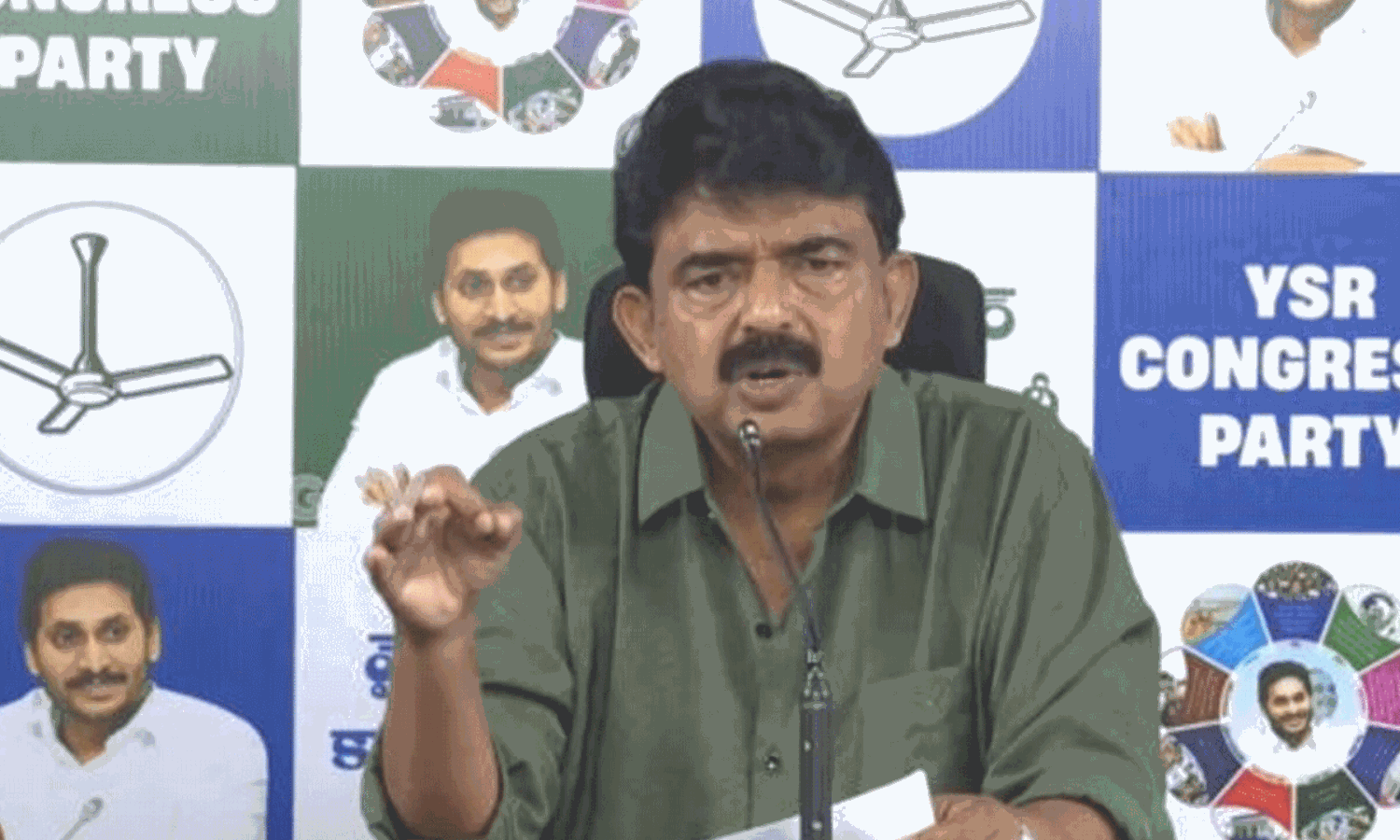 జగన్ ఫ్లెక్సీలకు రక్తాభిషేకం... మధ్యలోకి పవన్ ని లాగిన పేర్ని నాని! జగన్ ఫ్లెక్సీలకు రక్తాభిషేకం... మధ్యలోకి పవన్ ని లాగిన పేర్ని నాని!