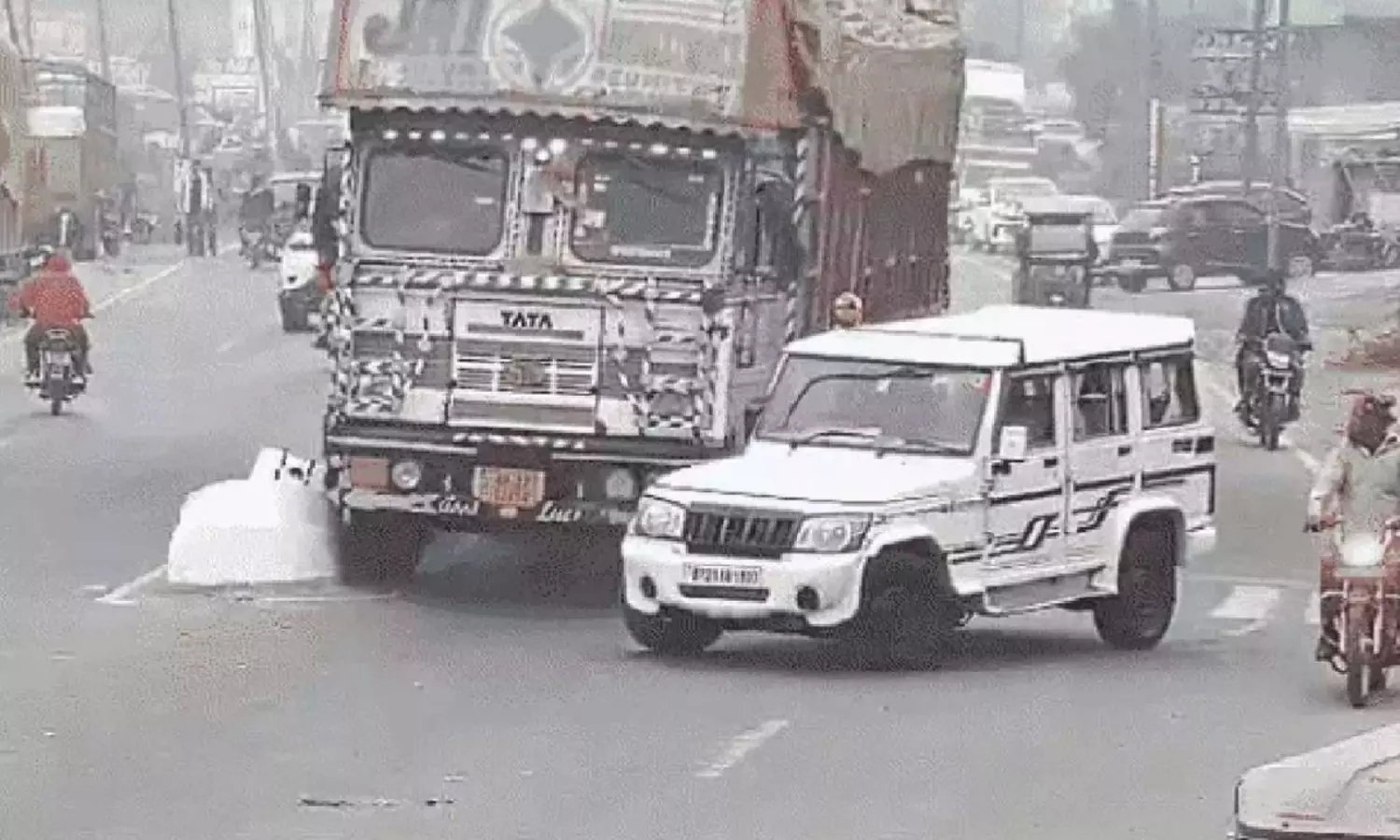 లోడ్ లారీ బొలెరో పై పడితే... హైవేపై వైరల్ వీడియో!