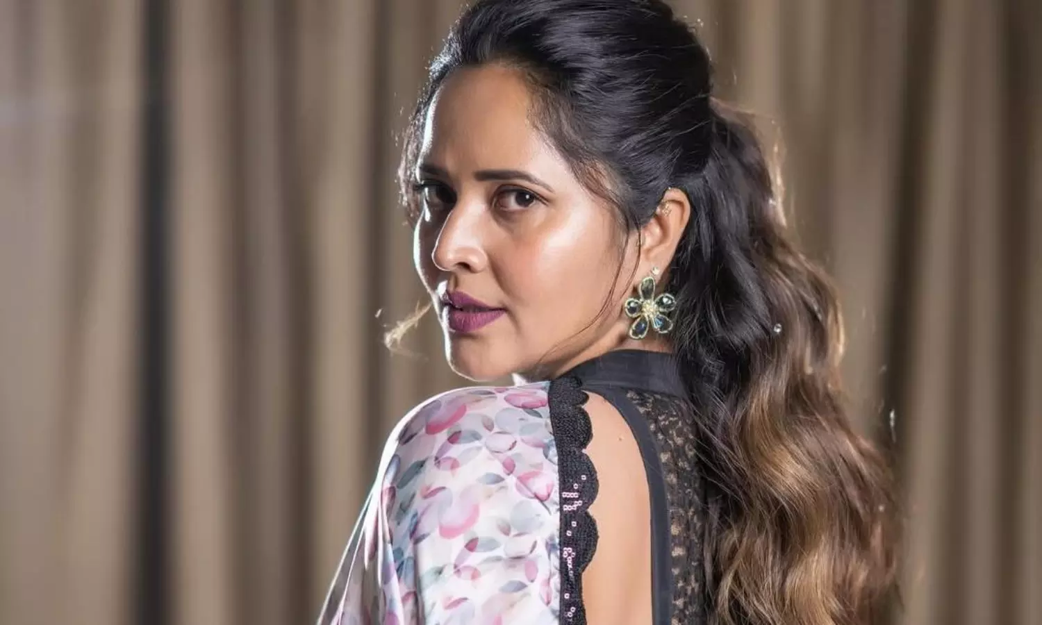 చీరకట్టులో అనసూయ.. అందమైన కౌంటరా? చీరకట్టులో అనసూయ.. అందమైన కౌంటరా?