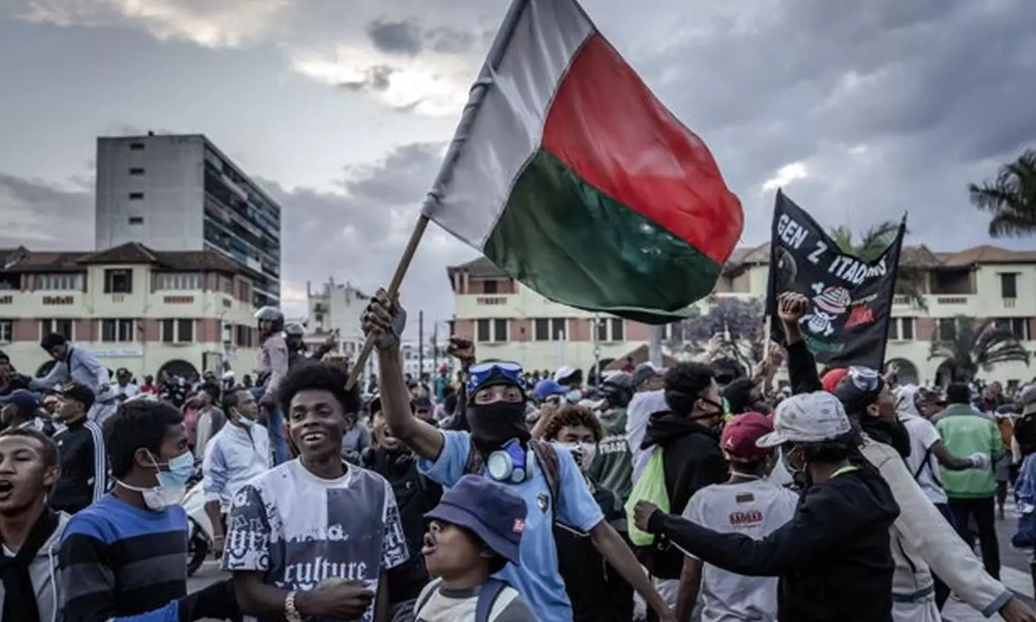 హ్యాష్ట్యాగ్ల నుంచి హోరు దాకా: 2025ను వణికించిన జెన్-జెడ్ విప్లవం! హ్యాష్ట్యాగ్ల నుంచి హోరు దాకా: 2025ను వణికించిన జెన్-జెడ్ విప్లవం!