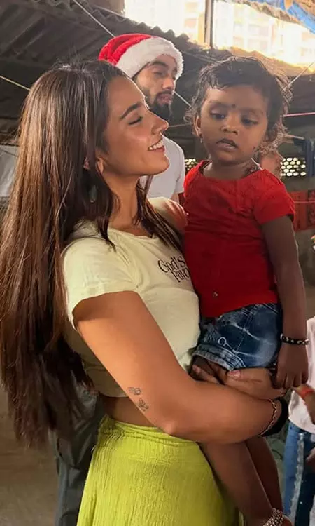 Roshni Walia Proves Love Needs No Big Stage