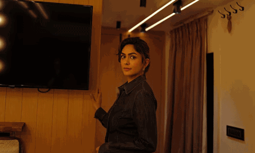 మృణాల్ ఖాతాలో అదొక్కటే ఎందుకు..?