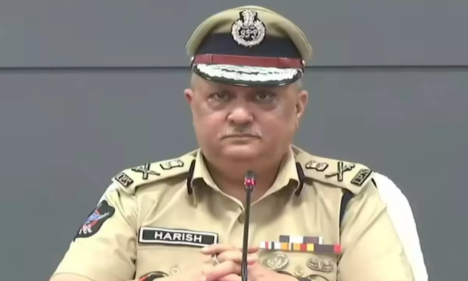 రోడ్డుపై నిందితులను నడిపిస్తున్న పోలీసులు.. డీజీపీ నుంచి షాకింగ్ రీజన్..!