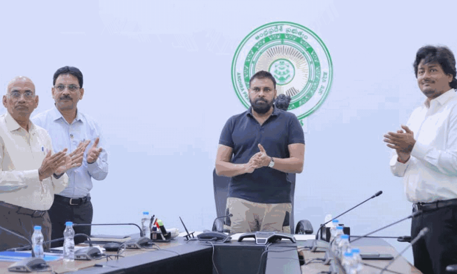 డిఫరెంట్ లుక్ లో పవన్.. పాలిటిక్స్ లో కొత్త ట్రెండ్!