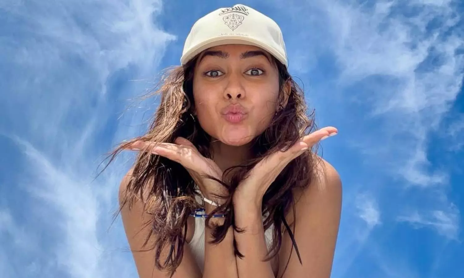 విదేశీ వీధుల్లో మృణాల్ హొయలు!