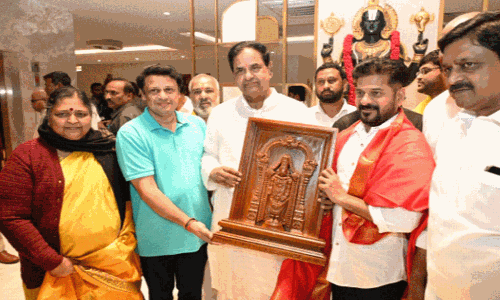 వైకుంఠ ఏకాదశికి తిరుమలకు క్యూ కట్టిన టీ నేతలు