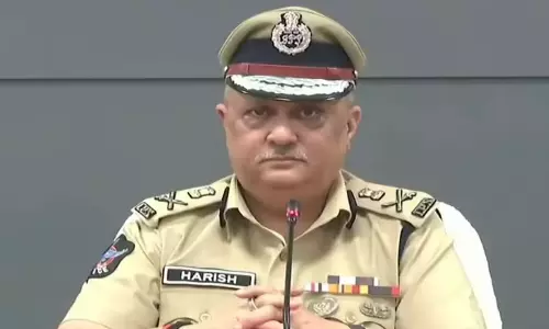 రోడ్డుపై నిందితులను నడిపిస్తున్న పోలీసులు.. డీజీపీ నుంచి షాకింగ్ రీజన్..!