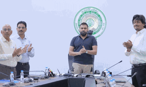 డిఫరెంట్ లుక్ లో పవన్.. పాలిటిక్స్ లో కొత్త ట్రెండ్!