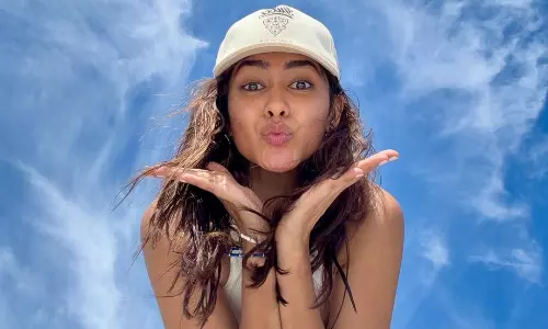 విదేశీ వీధుల్లో మృణాల్ హొయలు!