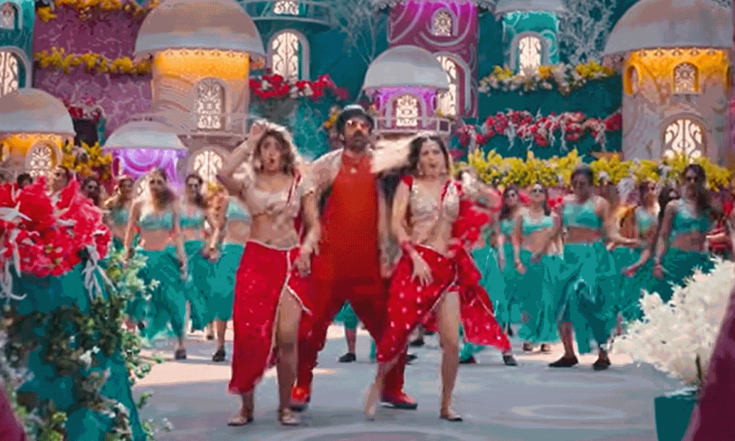 ఇద్దరు భామలతో రవితేజ మాస్ స్టెప్పులు ఇద్దరు భామలతో రవితేజ మాస్ స్టెప్పులు