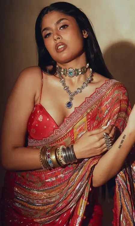 Faria Abdullahs Timeless Saree Style Steals Attention