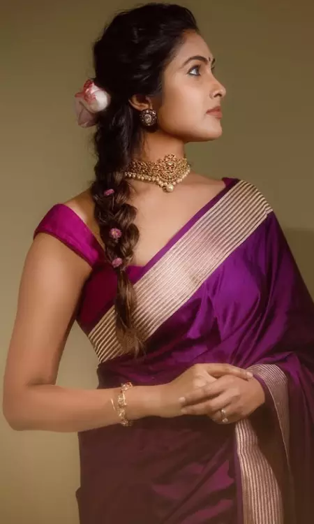 Divi Vadthya makes you fall in love in a graceful saree look