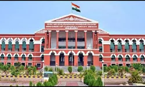 ఇంట్లోకాదు.. కోర్టులోనే భ‌ర్త‌ను చిత‌క్కొట్టిన భార్య‌.. ఎందుకంటే!