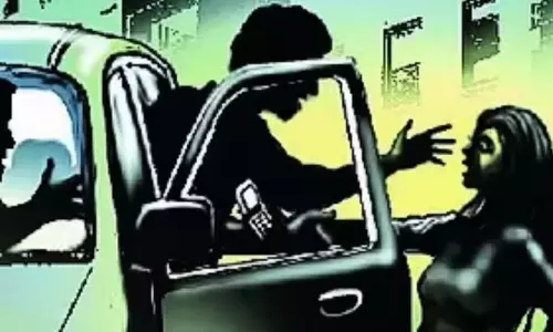 కదిలే కారులో 2 గంటల పాటు సామూహిక అత్యాచారం.. దేశంలో మరో దారుణం