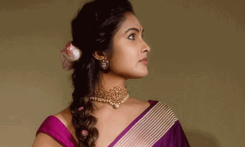 చీరలో దివి అందాలు.. దాసోహం అంటున్న కుర్రకారు!