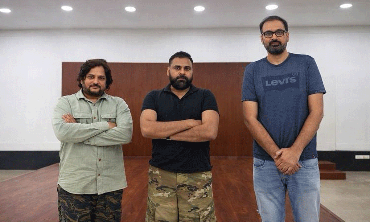 పవర్ స్టార్ న్యూ ఇయర్ సర్ ప్రైజ్.. ఆ డైరెక్టర్ తో ఫిక్స్..!