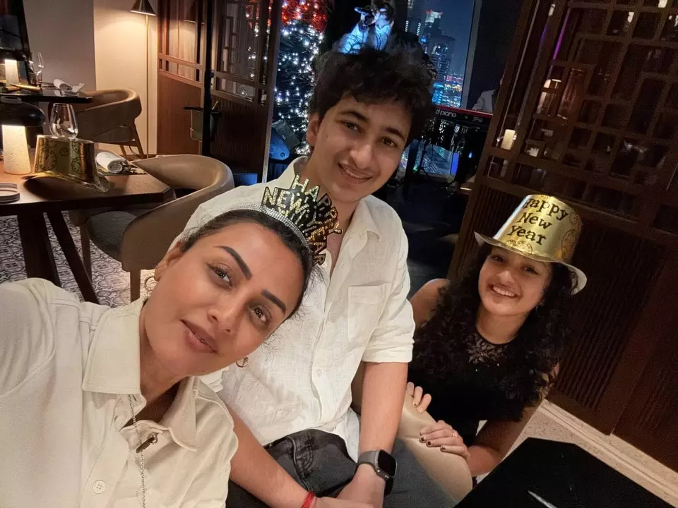 Mahesh Babu Welcomes 2026 with Family Love and Warm Moments Mahesh Babu Welcomes 2026 with Family Love and Warm Moments