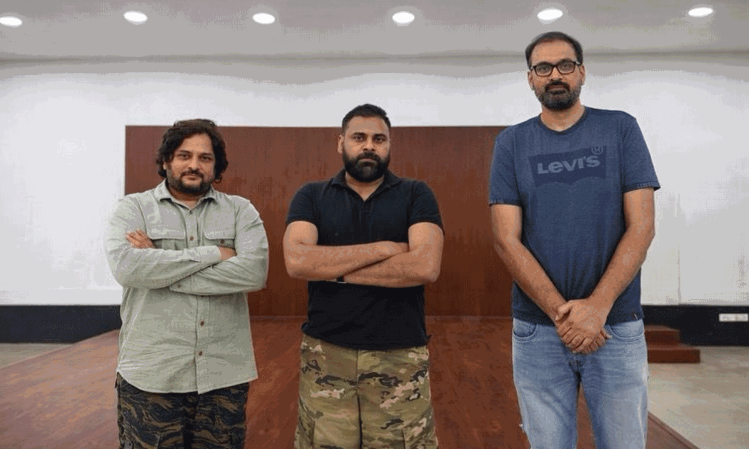 పవర్ స్టార్ న్యూ ఇయర్ సర్ ప్రైజ్.. ఆ డైరెక్టర్ తో ఫిక్స్..!