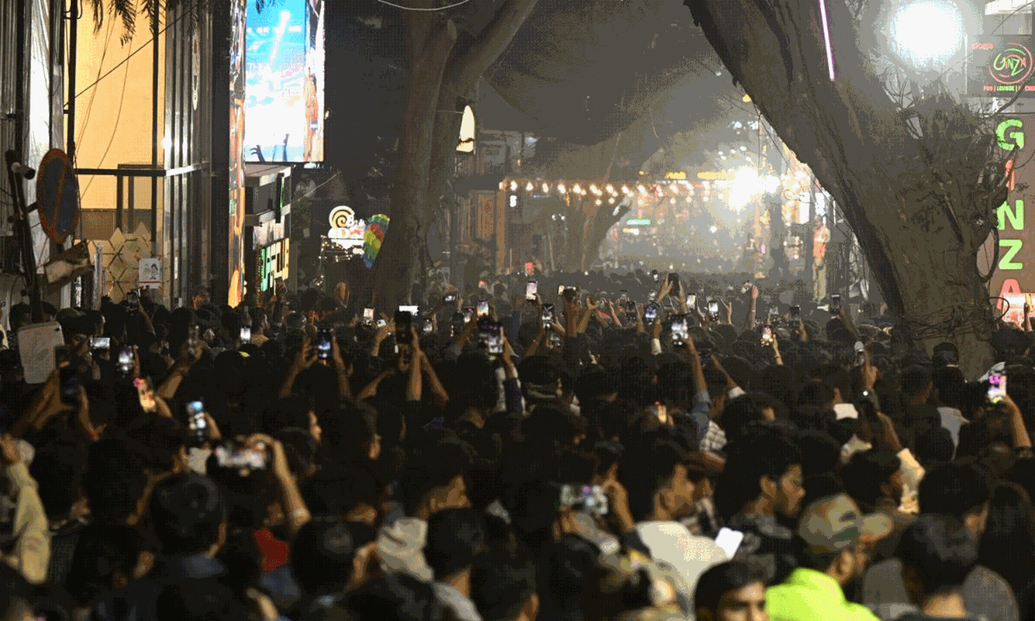 బెంగళూరు సెలబ్రేషన్స్.. మద్యం మత్తులో యువతుల రచ్చ