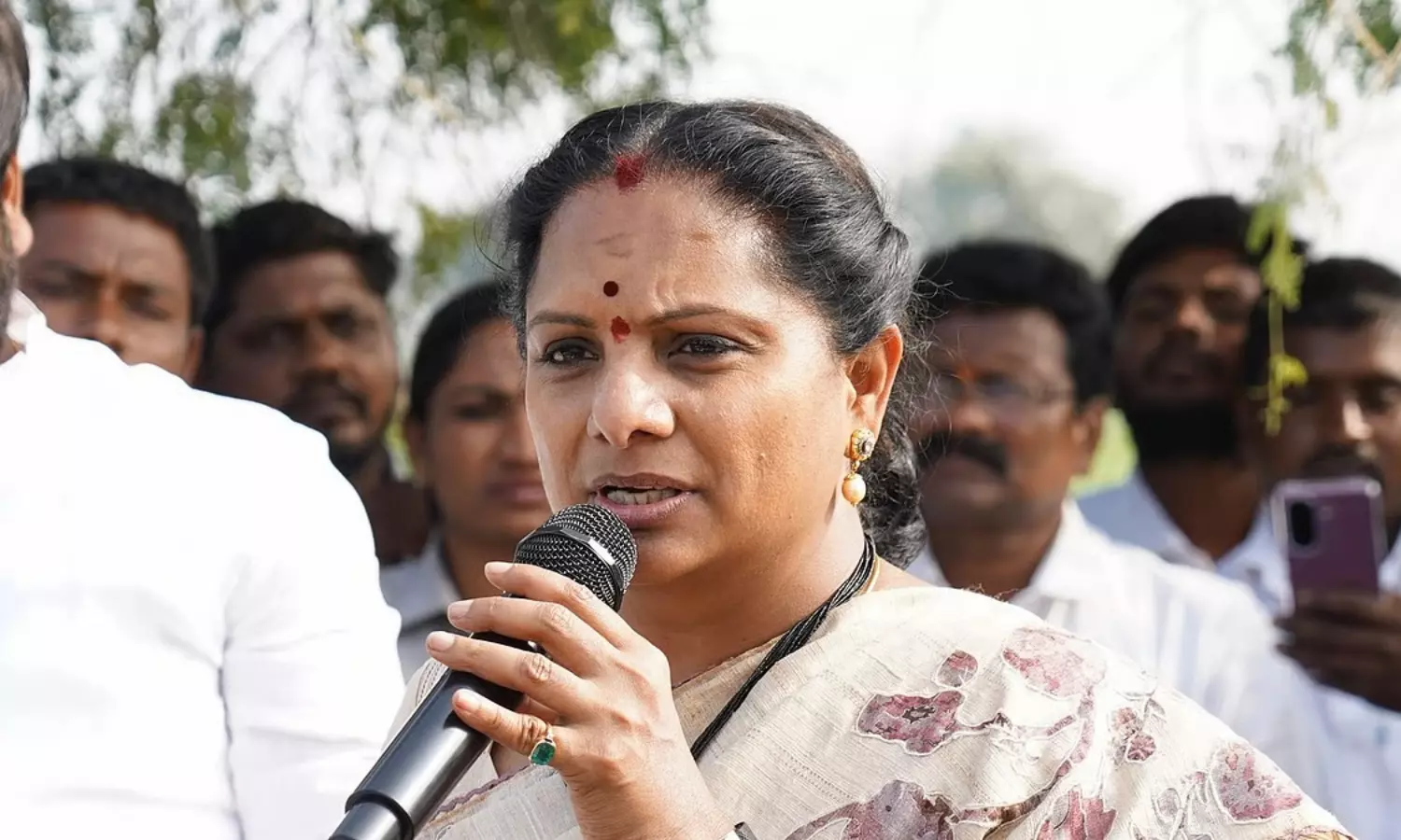 కేసీఆర్ కాకపోతే ఖతం...బీఆర్ఎస్ మీద ఆడబిడ్డ జోస్యం