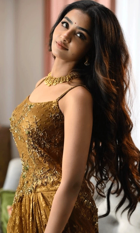 Anupama Parameswaran Glows in Golden Glory This Autumn