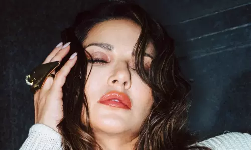 ఫోటో స్టోరి: `మ‌త్తు`గా గ‌మ్మ‌త్తుగా స‌న్నీలియోన్