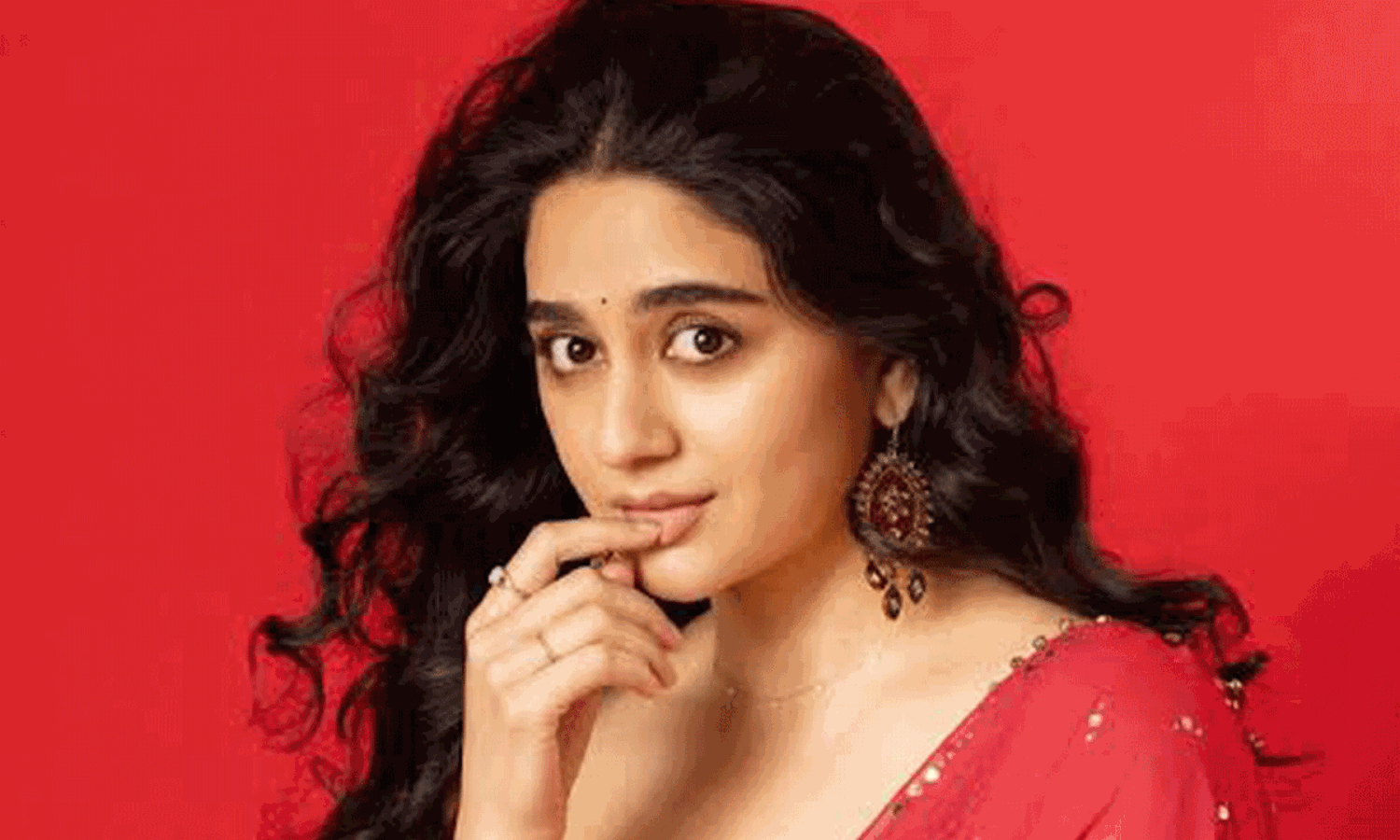 ఎరుపు చీరలో ప్రభాస్ బ్యూటీ అందాలు.. స్మైల్ తోనే కట్టిపడేస్తూ.. ఎరుపు చీరలో ప్రభాస్ బ్యూటీ అందాలు.. స్మైల్ తోనే కట్టిపడేస్తూ..