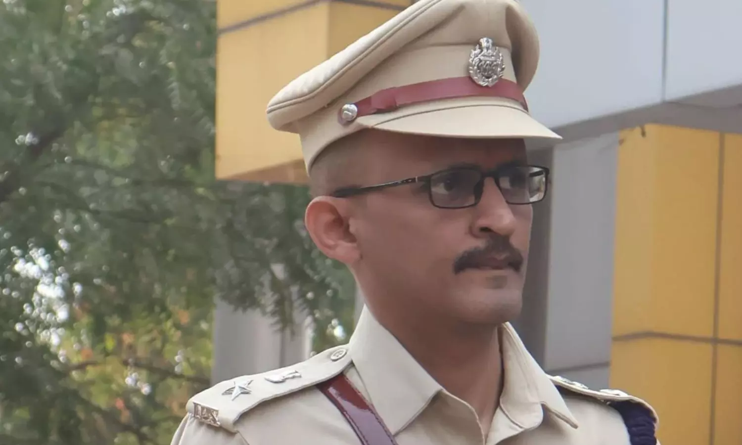 గాలి మళ్లిన ఘర్షణ.. బళ్లారి ఎస్పీ ఆత్మహత్యాయత్నం గాలి మళ్లిన ఘర్షణ.. బళ్లారి ఎస్పీ ఆత్మహత్యాయత్నం