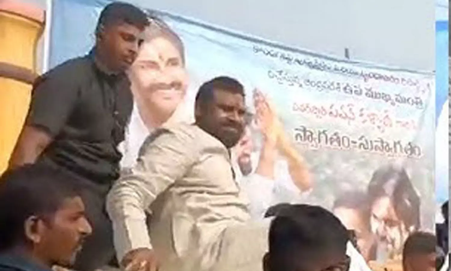 పవన్ కు తృటిలో తప్పిన పెను ప్రమాదం.. వీడియో వైరల్