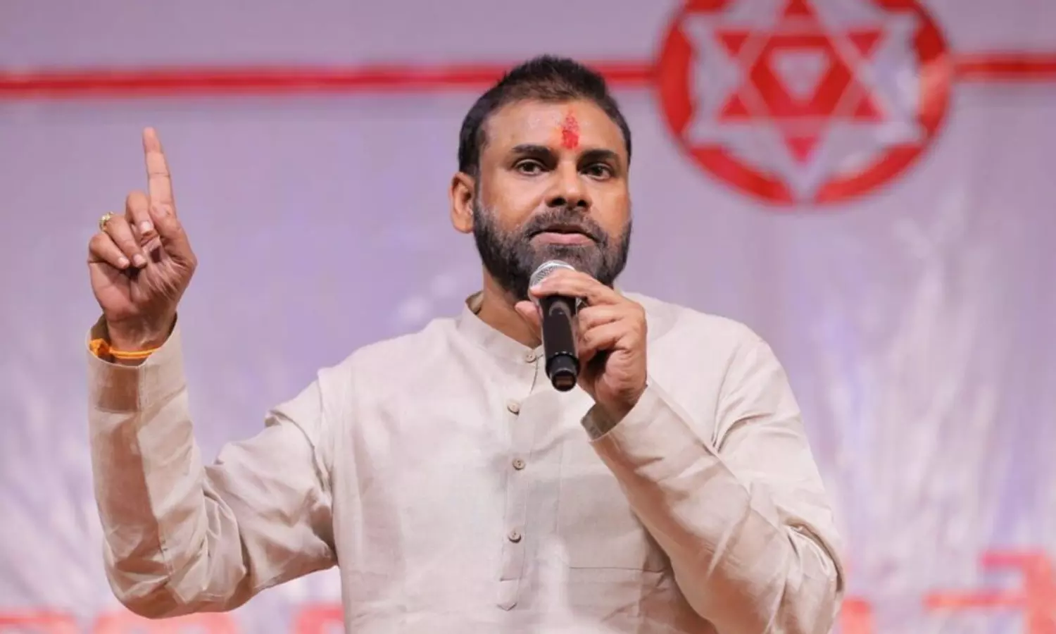 పవన్ లెఫ్ట్ నా రైట్ నా... నో కన్ఫ్యూజన్ !