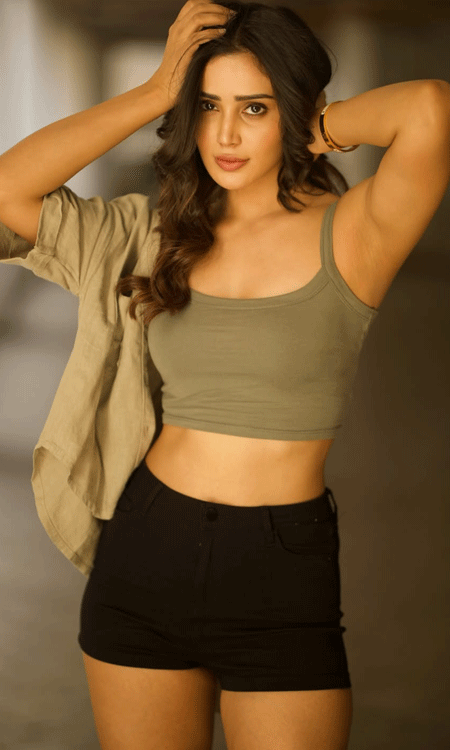 Anaira Guptas Stylish Start to 2026 – Big Energy Vibes!