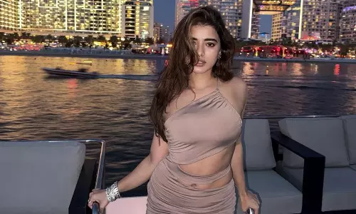 గ్లామర్ తో కట్టిపడేస్తున్న కేతికా శర్మ..