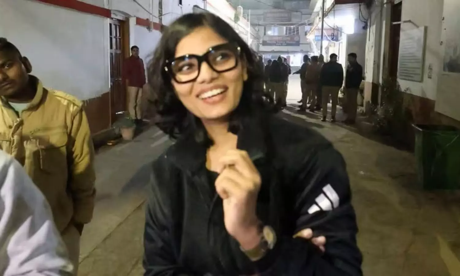 జానపద గాయనిపై 500 కేసులు.. నేడు పోలీస్ స్టేషన్కు! జానపద గాయనిపై 500 కేసులు.. నేడు పోలీస్ స్టేషన్కు!