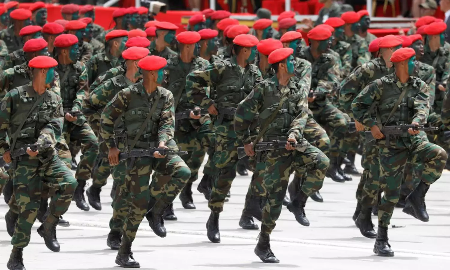 అమెరికా vs వెనిజులా : ఎవరి సైనిక బలం ఎంత? యుద్ధం చేసే దమ్ముందా? అమెరికా vs వెనిజులా : ఎవరి సైనిక బలం ఎంత? యుద్ధం చేసే దమ్ముందా?