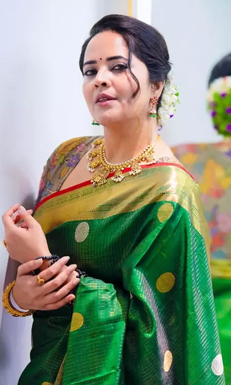 Anasuyas Saree Look Turns Heads at Store Launch