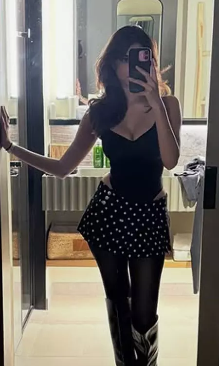 Palak Tiwari Starts 2026 on a Positive Note With Stylish Mirror Selfie