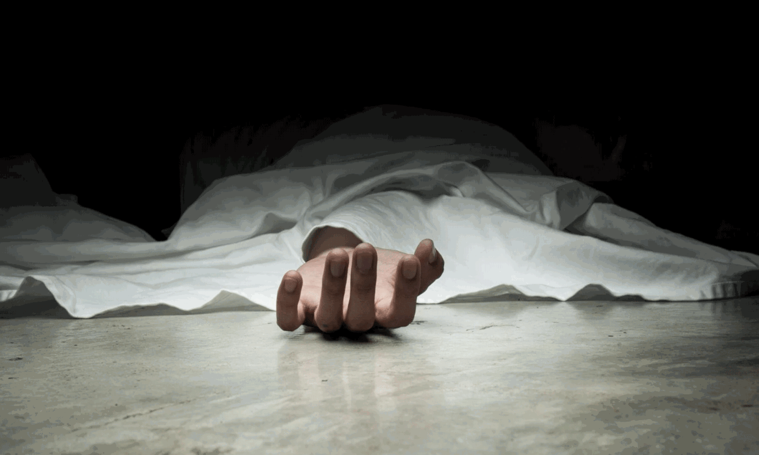 ఘోరం: పోలీసు స్టేష‌న్ ముందే వ్య‌క్తిని న‌రికేశారు!