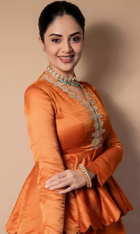 Sreemukhi Stuns in Elegant Traditional Look, Wins Hearts Yet Again