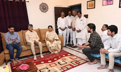 సీఎం అయినా పక్క రాష్ట్ర పార్టీ సేవకుడ్ని మరవని చంద్రబాబు