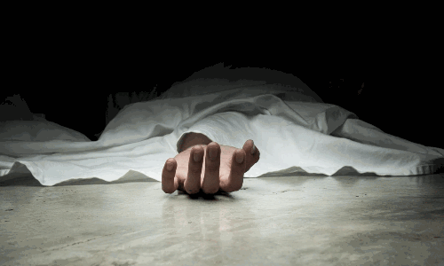 ఘోరం: పోలీసు స్టేష‌న్ ముందే వ్య‌క్తిని న‌రికేశారు!