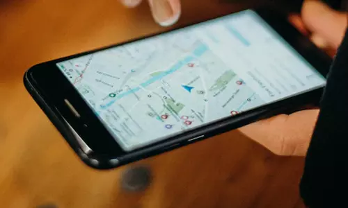 సిక్ లీవ్ కావాలా? అయితే లైవ్ లొకేషన్ పంపండి.. బాస్ వింత కండిషన్