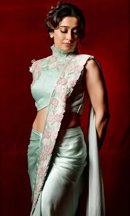 Regena Cassandrra: Lady-Like Charm with a Hint of Trouble