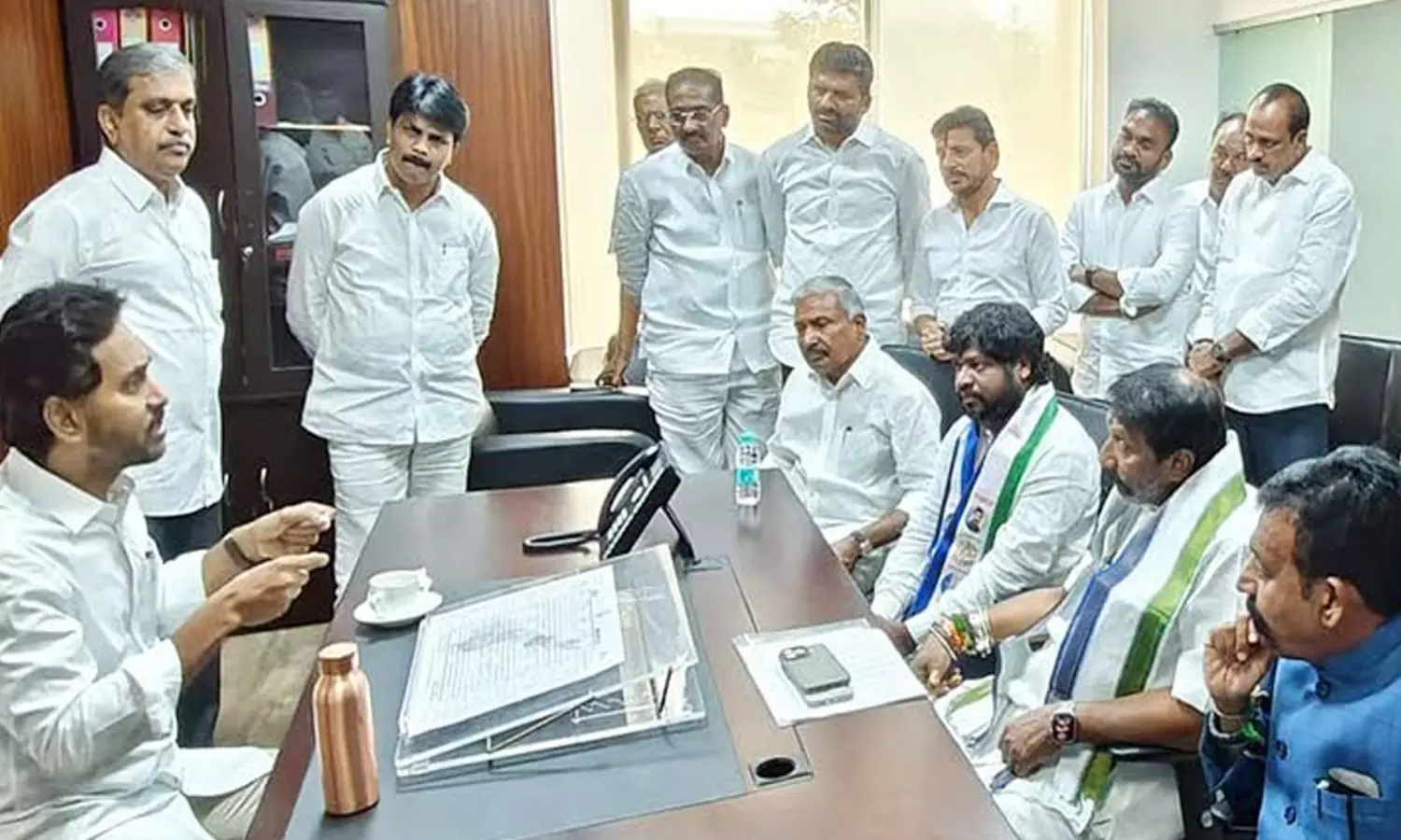 వైసీపీ ఎమ్మెల్యేల జీతాలు.. ఎథిక్స్ కమిటీలో ఇంట్రెస్టింగ్ టాపిక్ వైసీపీ ఎమ్మెల్యేల జీతాలు.. ఎథిక్స్ కమిటీలో ఇంట్రెస్టింగ్ టాపిక్