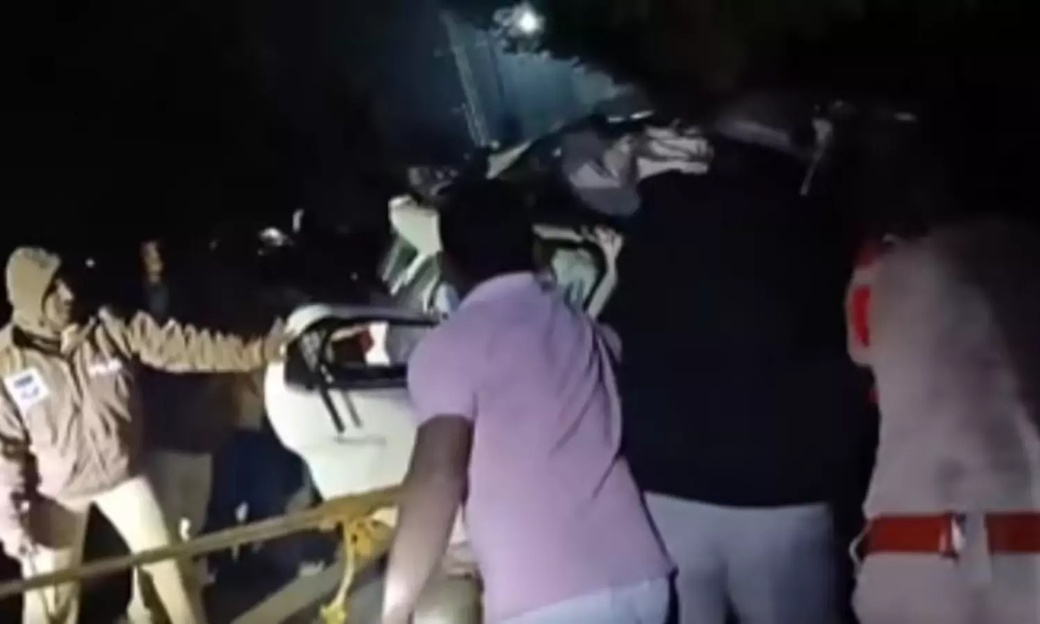 హైదరాబాద్ శివారులో ఘోర ప్రమాదం.. నలుగురు విద్యార్థులు దుర్మరణం