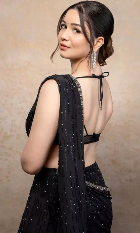 Sara Tendulkars Black Saree Elegance: Poise Beyond the Spotlight