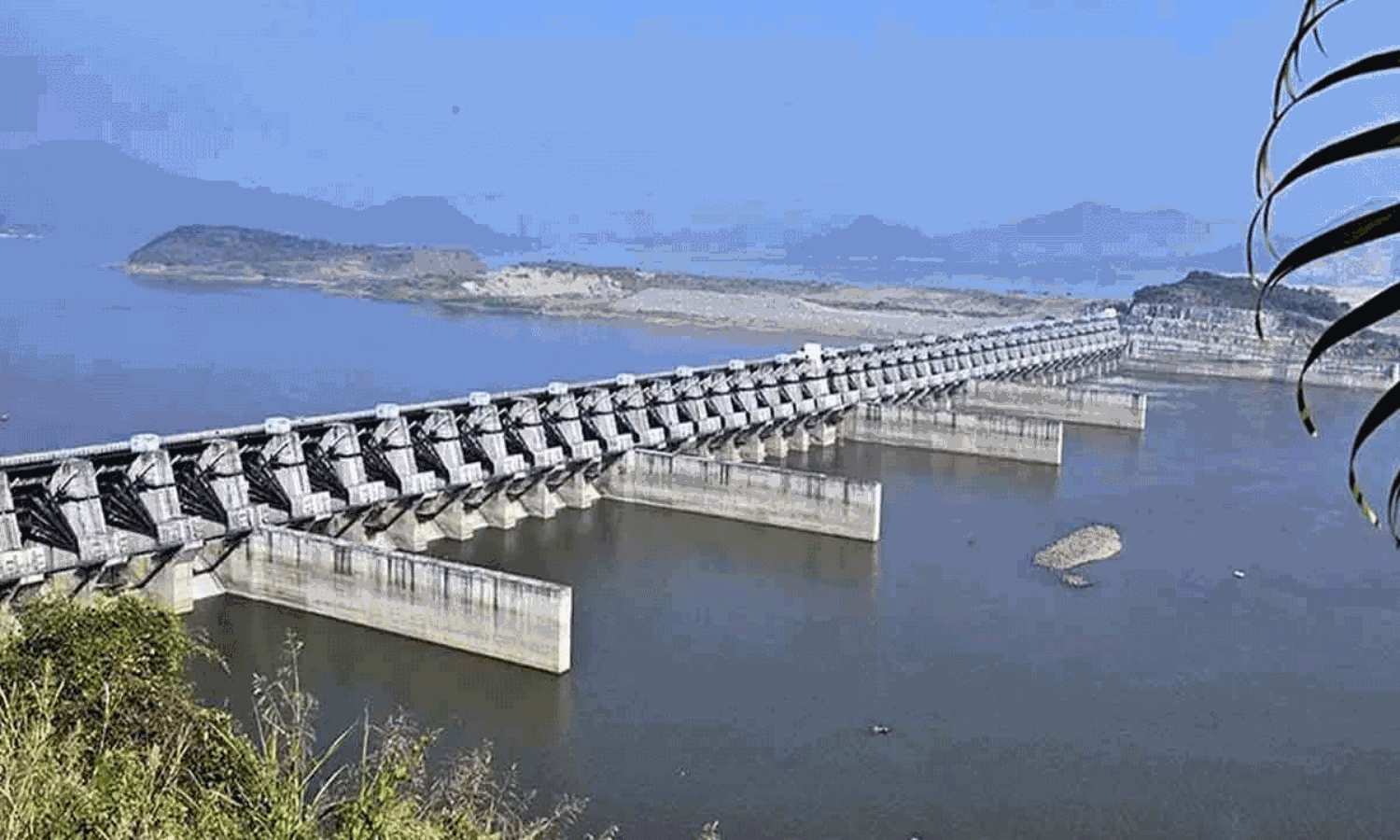 తెలుగు రాష్ట్రాల జలజగడాలు ఇంకెన్నాళ్ళు..? తెలుగు రాష్ట్రాల జలజగడాలు ఇంకెన్నాళ్ళు..?