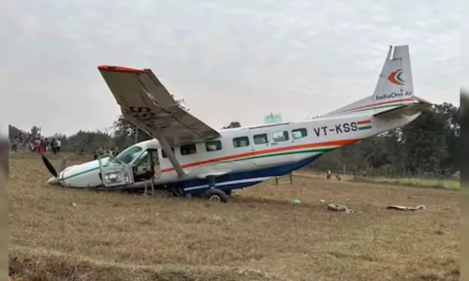 భారత్ లో చార్టర్ ఫ్లైట్ క్రాష్ ల్యాండ్... దయనీయంగా దృశ్యాలు! భారత్ లో చార్టర్ ఫ్లైట్ క్రాష్ ల్యాండ్... దయనీయంగా దృశ్యాలు!