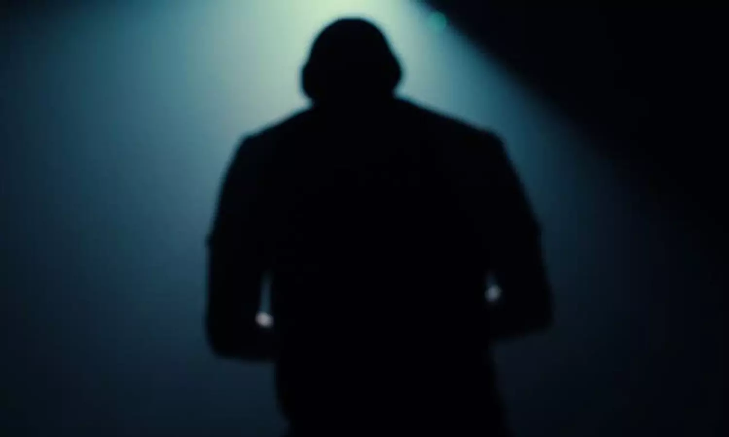 న‌గ్నంగా చెట్టెక్కిన న‌టుడు.. కార‌ణం తెలిస్తే విస్తుపోవాల్సిందే!